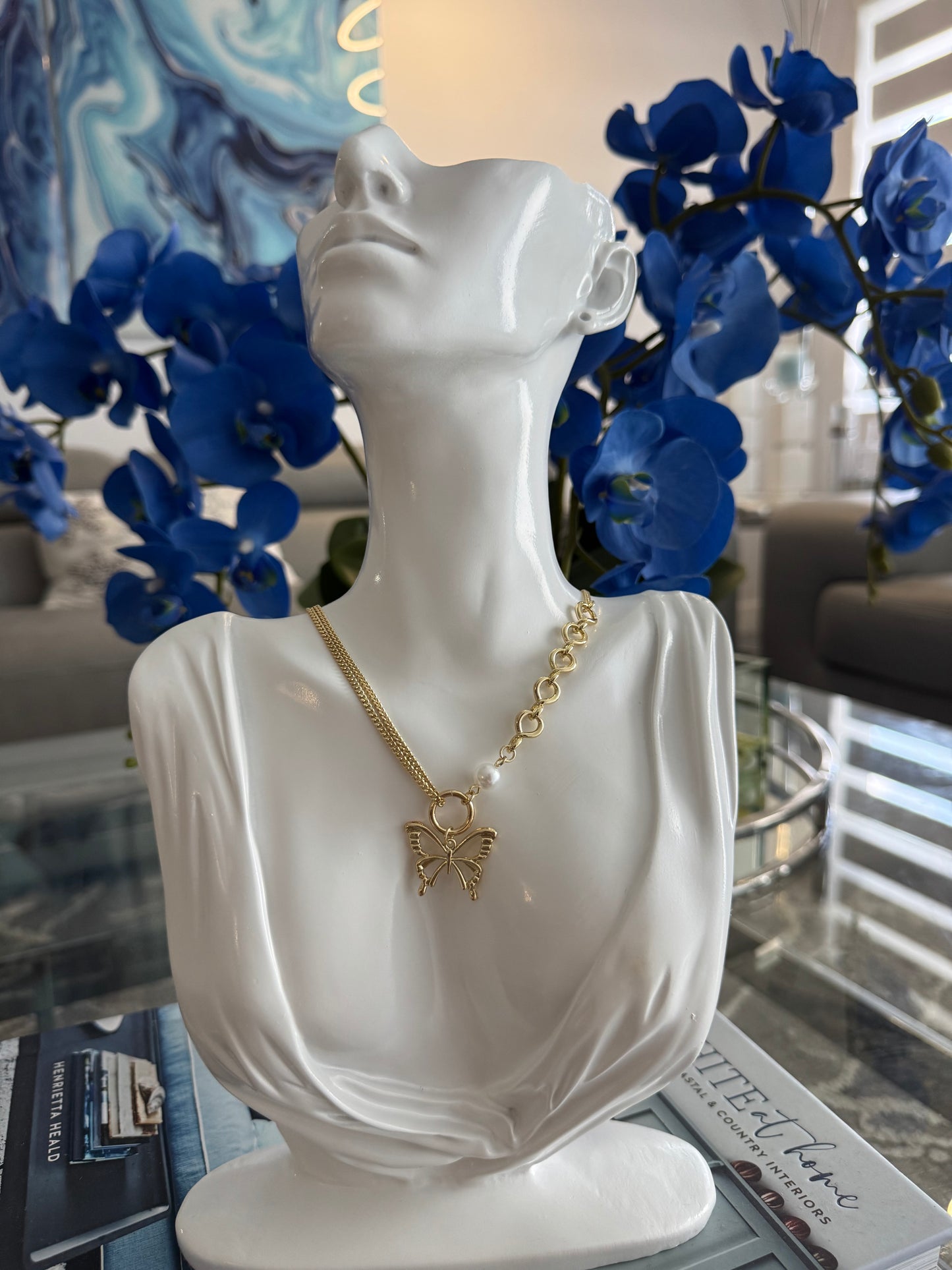 🦋 Collar Mariposa con Perla – Oro Laminado 14K 🦋